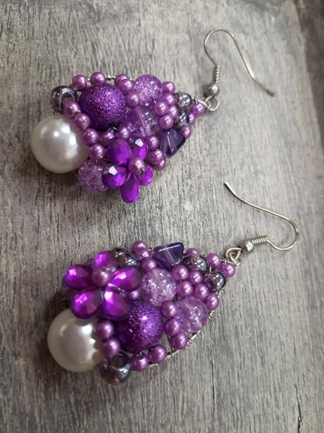 Krásne naušnice z korálok a drôtika,