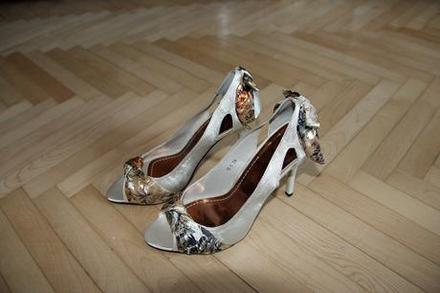 Nenosené lodičky, 39