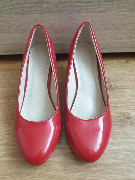 Červené lodičky, 40