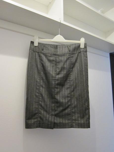 Seda sukna so striebornymi pruzkami, 38