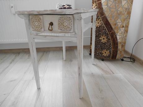 Stolík príručný drevený,, 