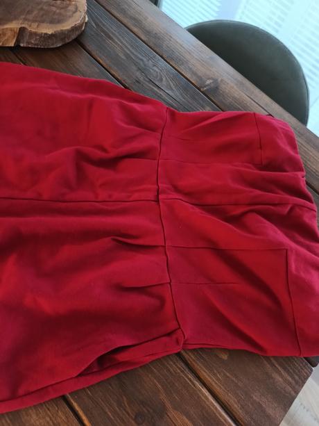 Express bordovo-červené šaty bez ramienok m, m