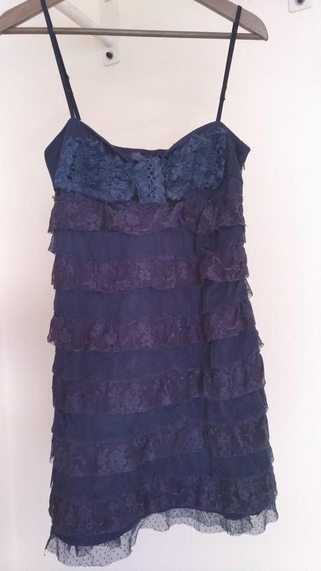 Tmavomodré šaty rinascimento, l