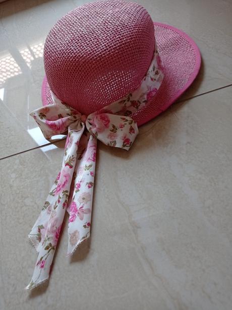 Klobúk s mašľou, 56