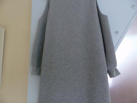 Športové teplákové šaty s výrezom na ramená, m