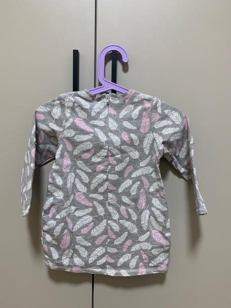 Detské sivé šaty s pierkami, 92