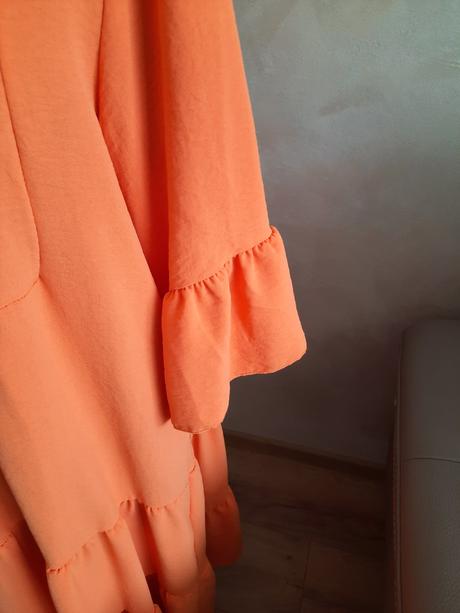 Šaty z padaveho materiálu, 