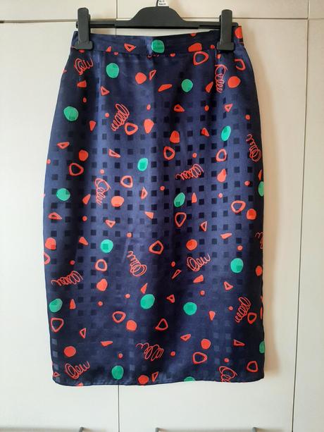 Saténová sukňa, 38