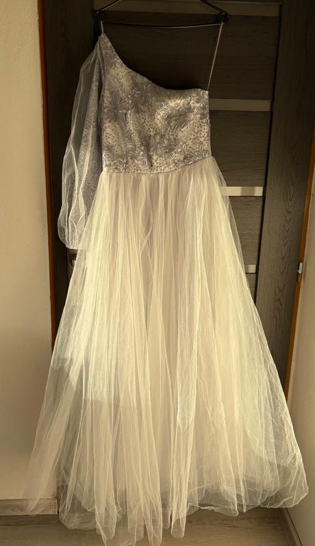 Biele šaty na rameno, m