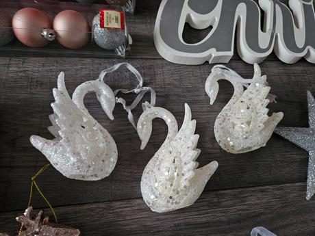 Ozdoby na stromček- biele vianoce- gule, svetielka, 