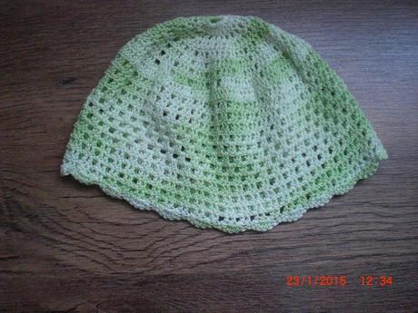 Bledozelená hačkovaná čapica, 62