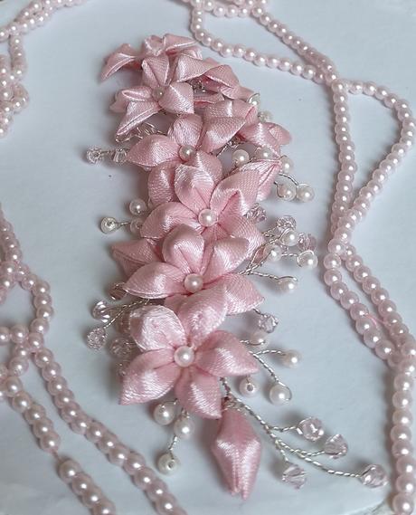 Saténové ľalie v korálkovom objatí, 