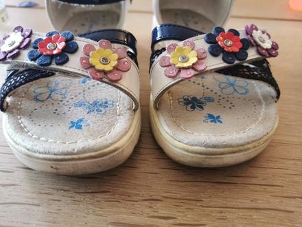 Sandalky s kvetinami, 31