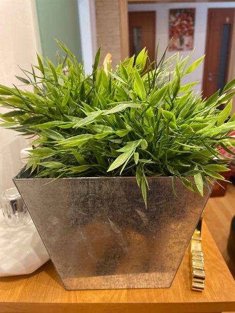Umelá rastlina v plechovom kvetinaci, 