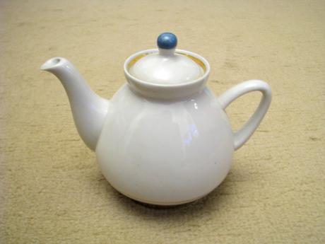 Malý porcelánový čajník, 