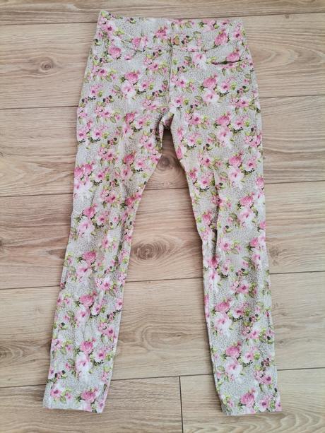 Kvetinové nohavice, 146