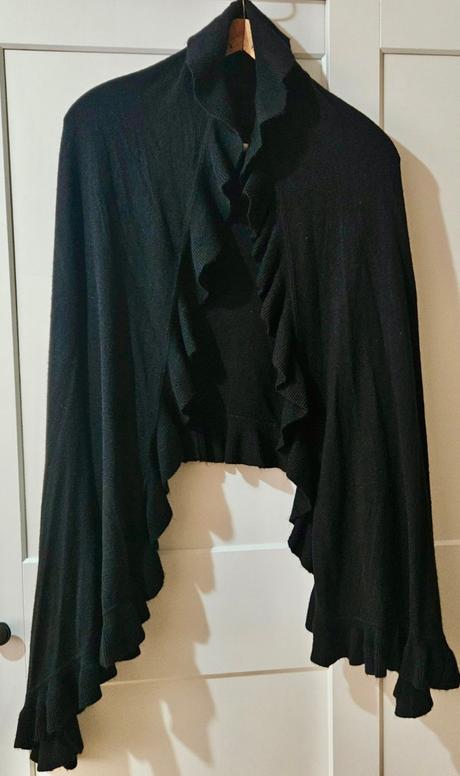 Čierne pončo s volánmi uni, 