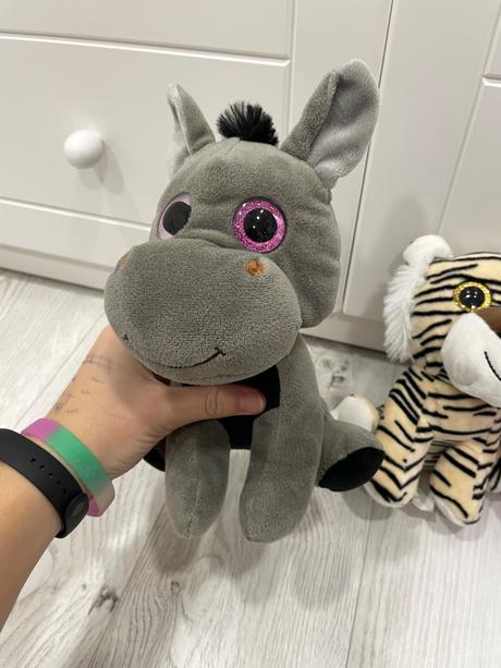 Rôzny plyšáci so sklennými očami,