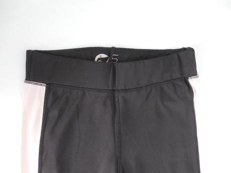 Čierne legíny s rúžovými pásmi po bokoch, s