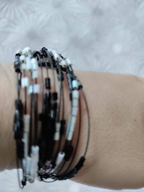 Bielo-čierny náramok,