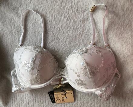 Nová biela čipkovaná push-up podprsenka, 75 c, 75c
