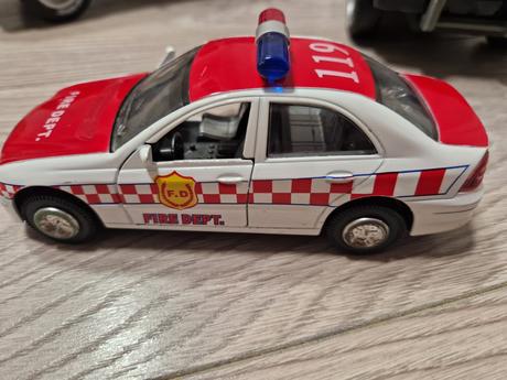 26de_policajne auta a sanitky,