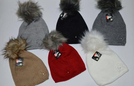 Moderná čiapočka s bohatým brmbolcom, yumi,34 - xxxl