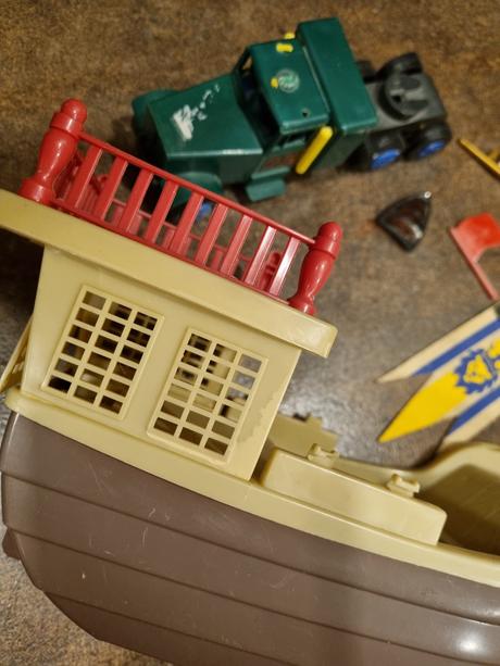 Loďka a auto - torzo,