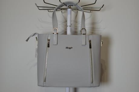 Svetlošedá kabelka, 