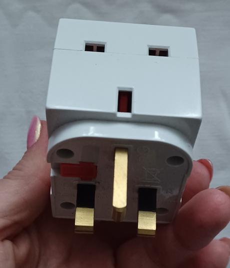 Redukcia power adapter uk-eu,