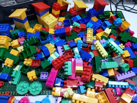 Veľa kociek a jedna skladačka.,