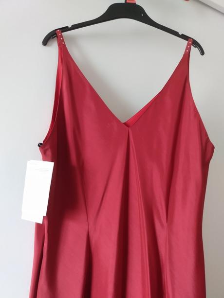 Jednoduché bordove šaty, 42