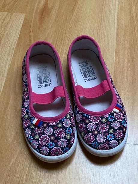 Dievčenské cvičky, 32