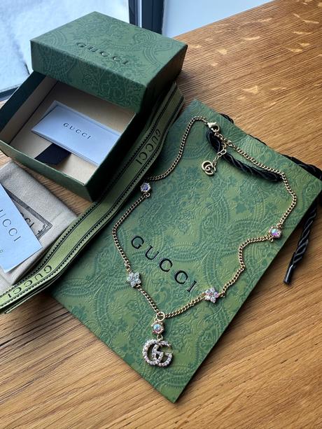 Krásny nový náhrdelník gucci s odleskami, gucci