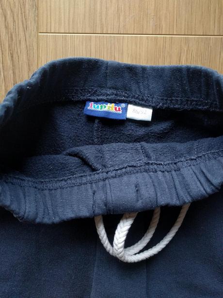 2x tepláčiky, lupilu,86