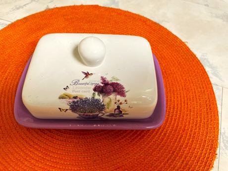 Porcelánová maselnička, 