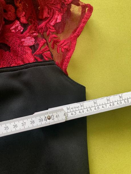 Pekne spoločenské saty omega, 42