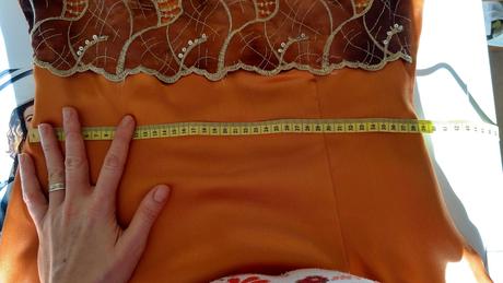 Oranžové spoločenské šaty, l