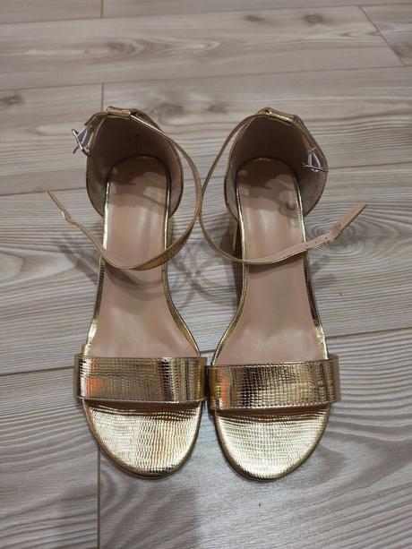 Zlaté sandálky, 39