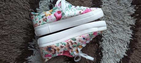 Kvietkovane tenisky, 39