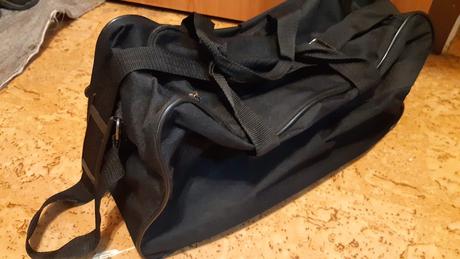 Predám čiernu cestovnú tašku., 