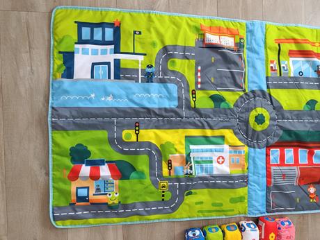 Podložka s mapou mesta a mäkkými autami, 