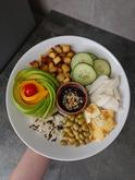Dnešný bowl 💚
Ryža, tofu, omeleta, avokádo, mango, edamame, zelenina a arašidovo-teriyaki omáčka.
