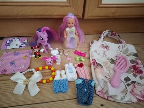 Bábika simba s oblecenim a množstvom doplnkov,