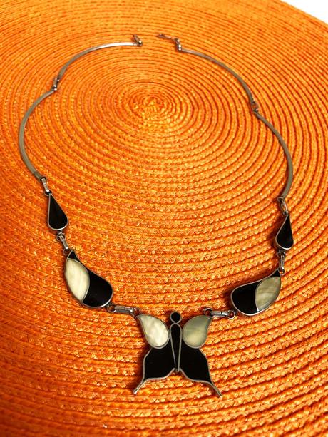 Zaujímavý perleťový náhrdelník,