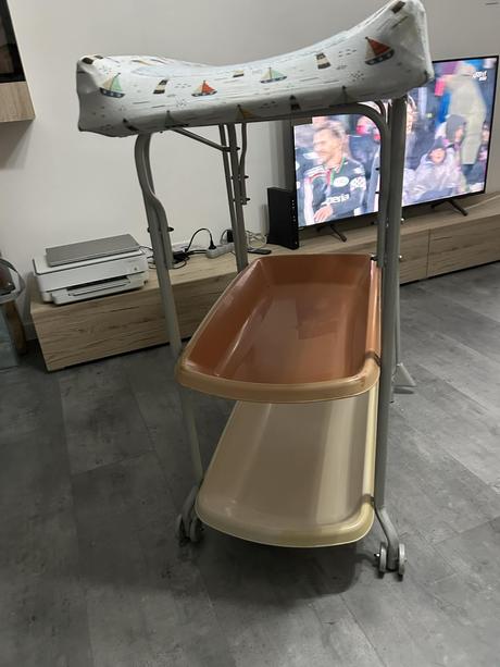 Prebaľovací pult s vaničkou, 