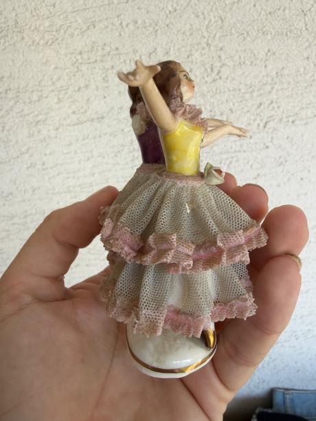Soska starozitna 2 tanecnice porcelanova sukna,