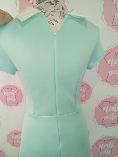 Mentolové šaty s kamienkami, s