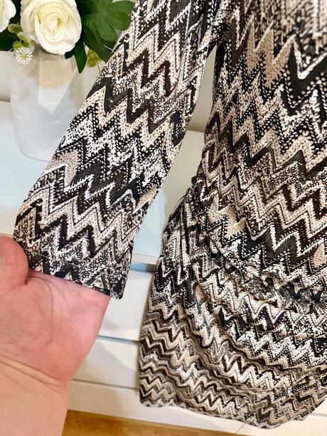 Elegantné šaty fransa s drapovaným výstrihom, l