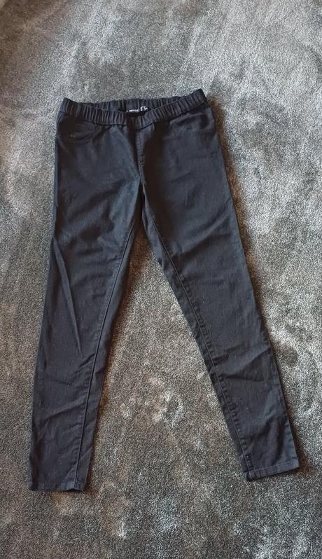 Elasticke cierne nohavice v.42, 42